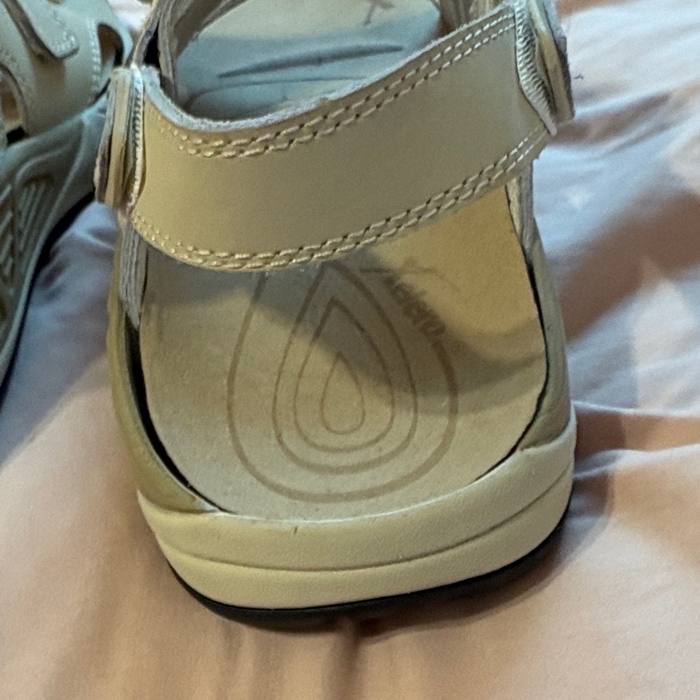 XELERO Athletic Sandals - Cream straps NWT - Picture 10 of 16